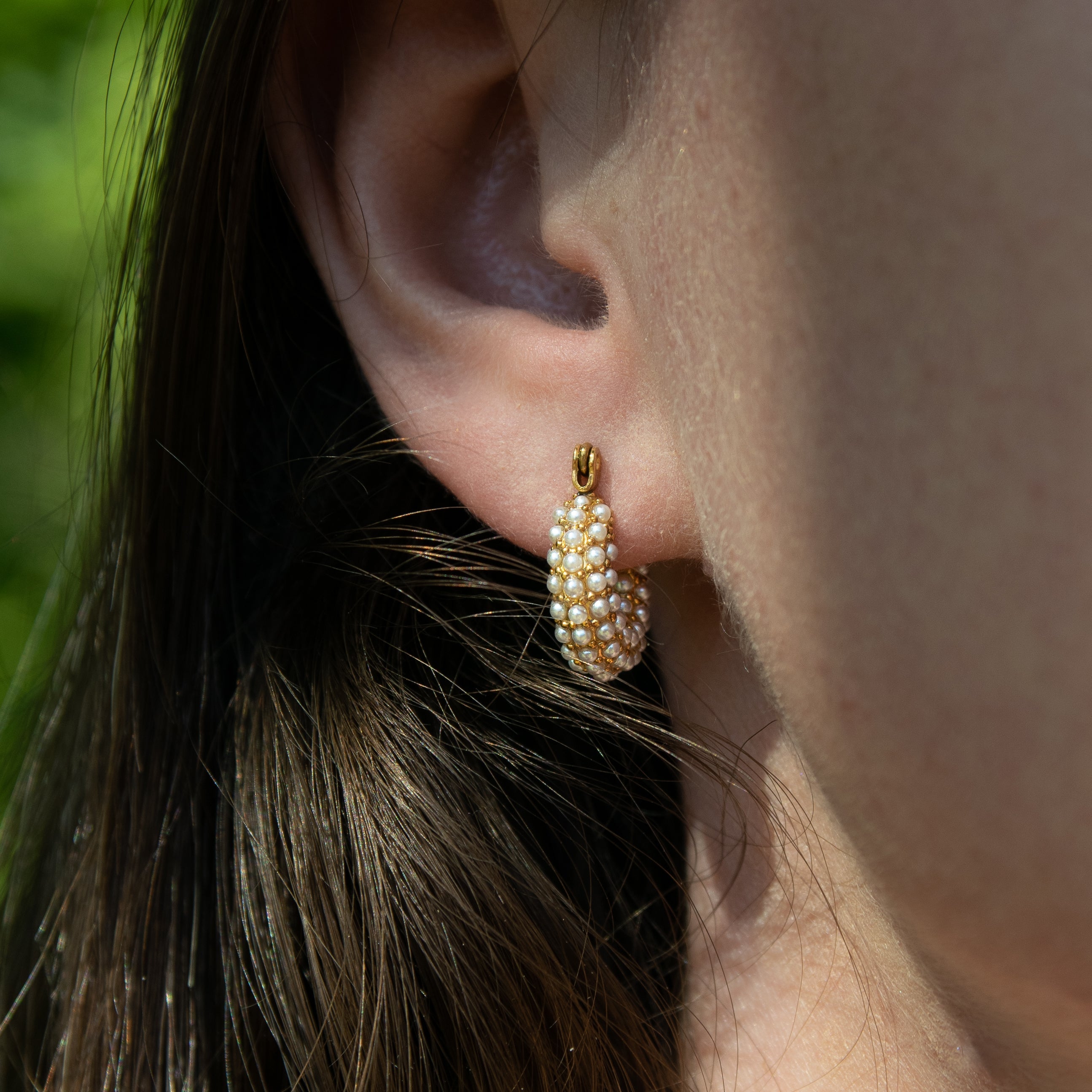 Pearl donut oorbellen goud