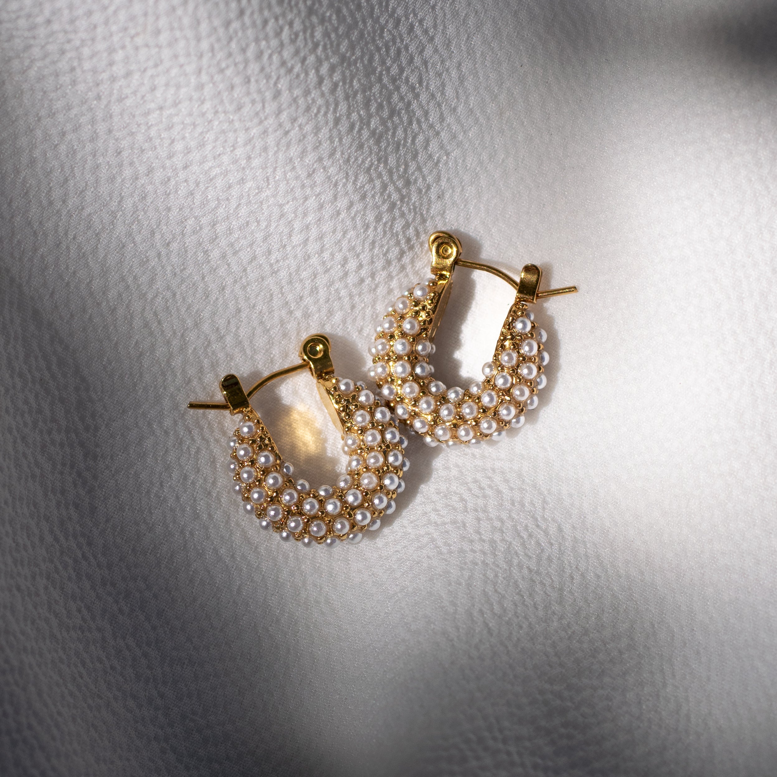 Pearl donut oorbellen goud